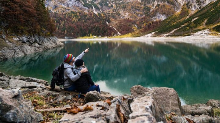 Chemin paisible au lever du soleil, symbole de calme et de reconnexion intérieure.