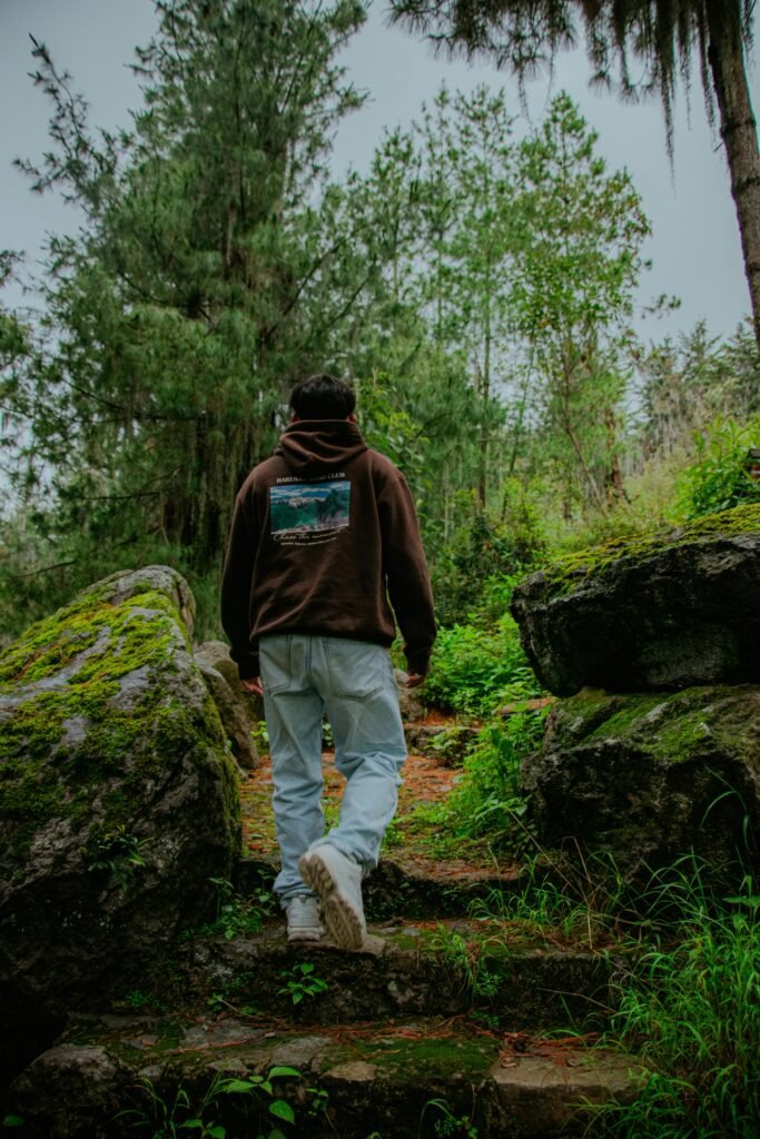 Personne marchant lentement au milieu des arbres, dans un environnement paisible et naturel.