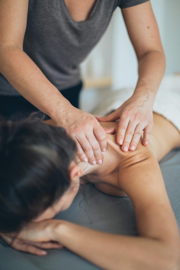 Une femme reçoit un massage relaxant dans un centre de bien-être, symbole de l'importance de prendre soin de soi.