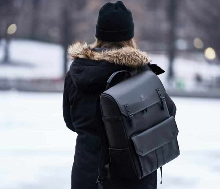 "Personne marchant seule sur un sentier."